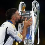 Dani Carvajal con la última Champions League que ganó con el conjunto blanco UEFA