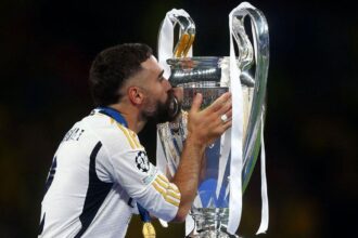 Dani Carvajal con la última Champions League que ganó con el conjunto blanco UEFA