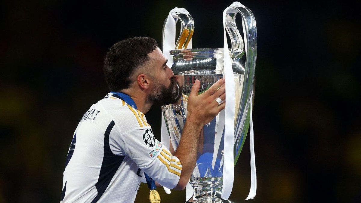 Dani Carvajal con la última Champions League que ganó con el conjunto blanco UEFA