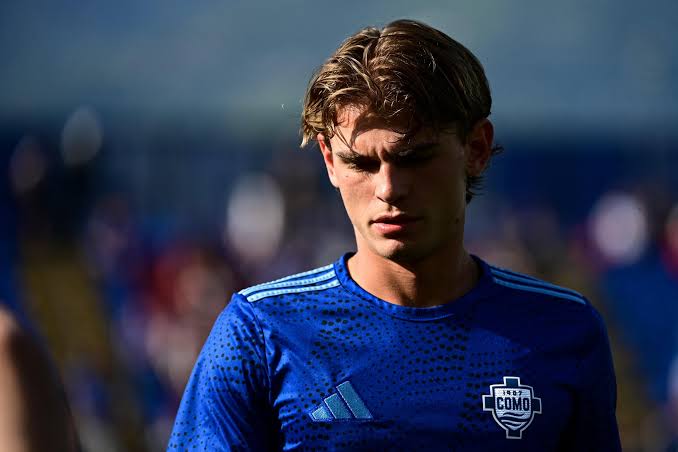 Como’s Argentinian midfielder #10 Nico Paz warms up ahead of the Italian Serie A football match between Como and Napoli at the Giuseppe Sinigaglia Stadium in Como, on May 2, 2026. (Photo by Piero CRUCIATTI / AFP via Getty Images) AFP via Getty Images